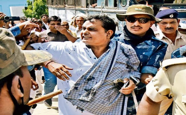 स्याही पोतने के बाद लगाया नारा-ब्रजेश ठाकुर मुर्दाबाद