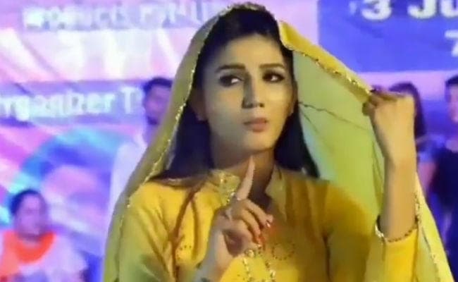 VIDEO: सपना चौधरी ने सिर पर पल्‍लू डालकर मचाया गदर, इस गाने पर किया जबरदस्‍त डांस
