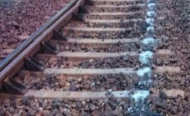 नक्सलियों ने उखाड़ी पटरियां, ट्रेन का इंजन पटरी से उतरा