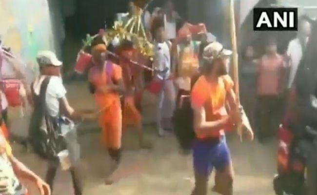 VIDEO : बुलंदशहर में कावड़ियों का बवाल, पुलिस की गाड़ी तोड़ी, देखें वीडियो