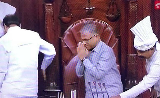 आसन पर हरिवंश की पहली लाइन, पीएम मोदी ने हंसते हुए थपथपाई मेज, लगे खूब ठहाके