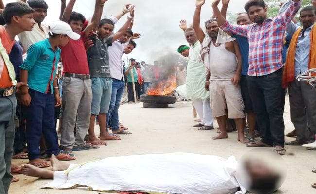 छह लोगों की मौत का मामला : अस्पताल में चिकित्सक के नहीं रहने से दो लोगों की मौत का आरोप लगा ग्रामीणों ने की आगजनी