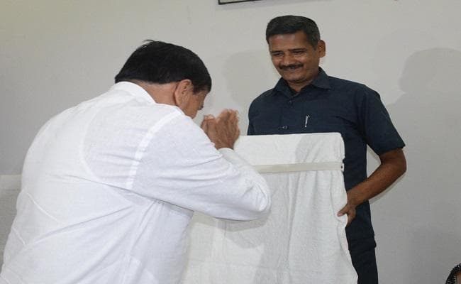 मुजफ्फरपुर मामले में मंजू वर्मा के इस्तीफे के बाद कृष्णनंदन वर्मा ने समाज कल्याण विभाग का प्रभार ग्रहण किया