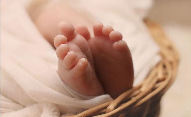 OMG: गर्भवती की डिलीवरी के समय डॉक्टर से हुई चूक, शिशु का धड़ रह गया अंदर और सिर आया हाथ में…!