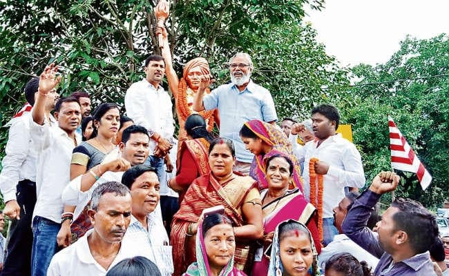 आदिवासियों के समक्ष पहचान बनाये रखने की चुनौती
