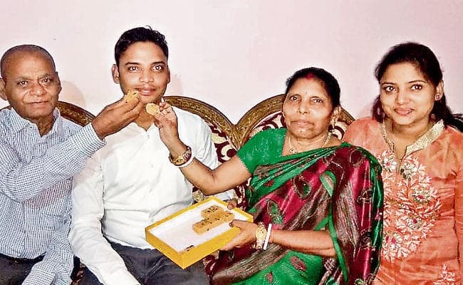 खूंटी जिले के पहले युवा पायलट बने देव प्रकाश