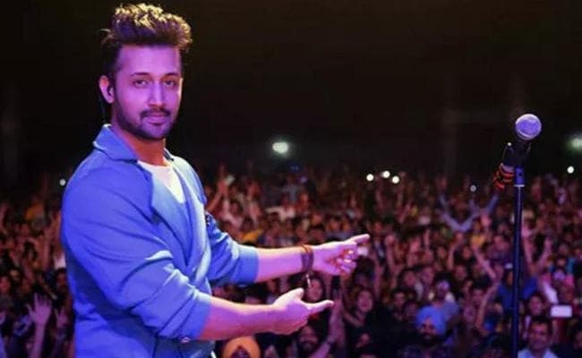 स्वतंत्रता दिवस परेड में भारतीय गीत गाने पर ट्रोल हुए पाकिस्तानी सिंगर आतिफ असलम