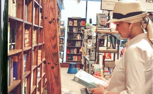 कैंसर के ट्रीटमेंट से ब्रेक लेकर बुक स्टोर पहुंची सोनाली बेंद्रे, ऐसी आईं नजर