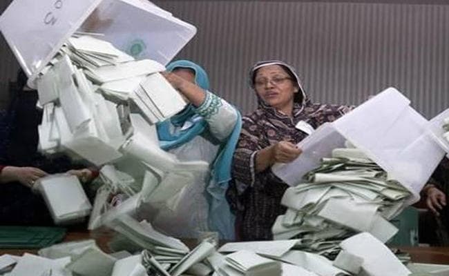 सुरक्षा बलों ने वोटों की हेराफेरी के लिए मतदान अधिकारी का किया अपहरण!