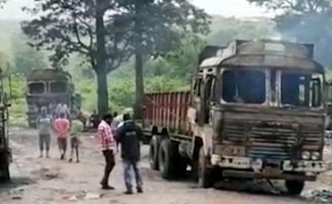 छत्तीसगढ़ में नक्सलियों ने मचाया उत्पात, पांच ट्रक जलाये