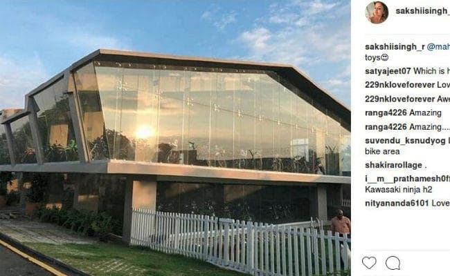 PICS : धौनी का एेसा बाइक प्रेम, साक्षी ने किया VIRAL