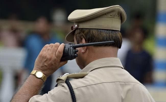 चोरी के दो आरोपी को पिटाई के बाद किया पुलिस के हवाले