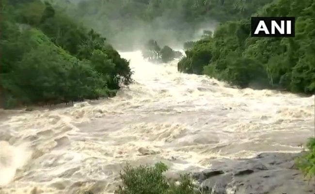 बाढ़-बारिश से बेहाल देश में अबतक 718 मौतें, केरल में 29 लोगों की मौत