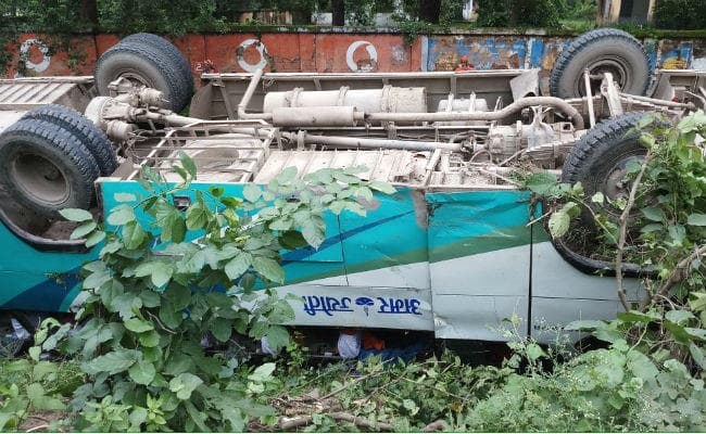 नेपाल से देवघर जा रही बस पलटी, 30 कांवरिया घायल, इलाज के लिए पटना रवाना हुए घायल कांवरिया