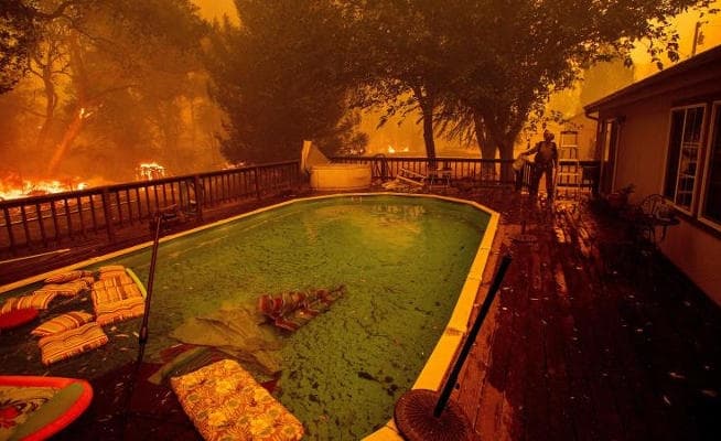 #CaliforniaWildfire : भीषण आग रिहायशी इलाकों की तरफ बढ़ी, 14000 दमकलकर्मी आग बुझाने में जुटे