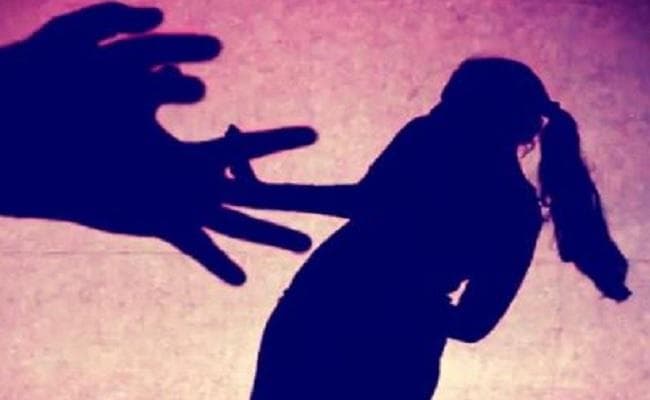 छेड़खानी से तंग आकर छात्राओं ने युवक को सरेआम पीटा और फिर...