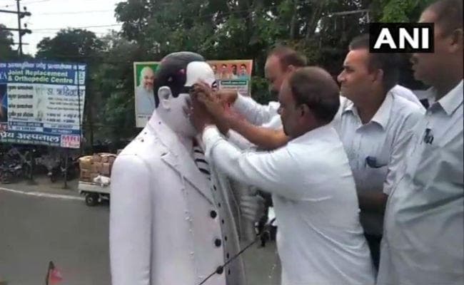 भाजपा नेताओं के माल्यार्पण के बाद दलित वकीलों ने आंबेडकर मूर्ति का किया शुद्धिकरण