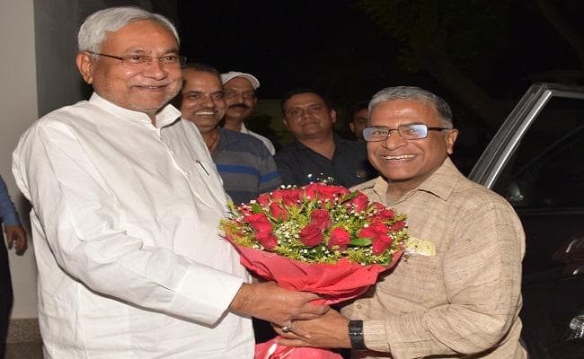 राज्यसभा के उपसभापति बनने के बाद पहली बार पटना पहुंचे हरिवंश, नीतीश से की शिष्टाचार मुलाकात