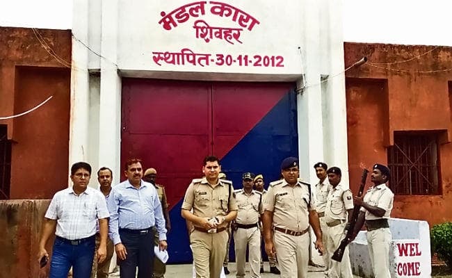 पटना :जेलों में छापेमारी, 135 मोबाइल, 52 चाकू, गांजा, शराब बरामद