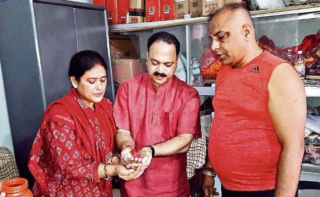 देवघर : वायरलेस डीजीपी विशेष रास्ता से बाबा मंदिर पहुंचे, की पूजा, भक्त हुए नाराज