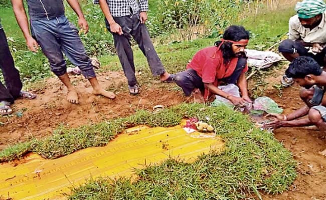 लोहरदगा : ...जब गाय का हिंदू रीति-रिवाज से किया अंतिम संस्कार, श्राद्ध कर्म के लिए छपवाया निमंत्रण कार्ड