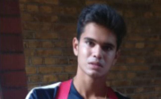 लॉर्ड्स की सड़क पर  ये क्या बेच रहे हैं सचिन के बेटे अर्जुन ?