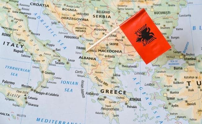 भूकंप के झटकों से दहला अल्बानिया, मकानों में पड़ी दरारें