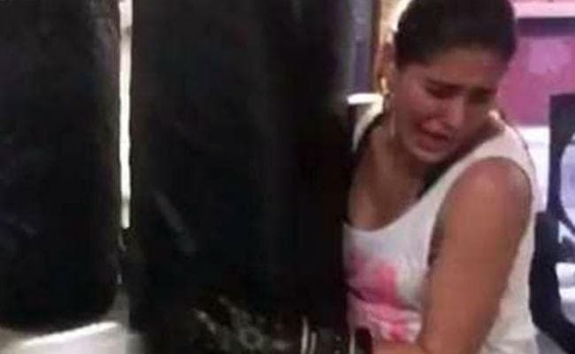 इस शख्‍स ने मारे नरगिस फाखरी को मुक्के, दर्द से कराह रही थी एक्ट्रेस, देखें वीडियो