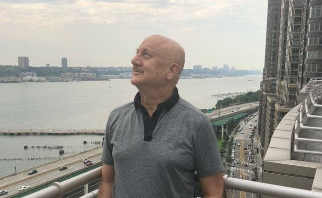 कैंसर से जूझ रही सोनाली को अनुपम खेर का भावुक संदेश, कहा- ''वह मेरी हीरो है''