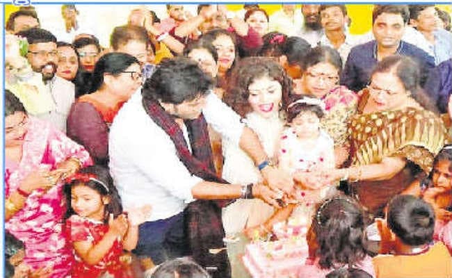 केंद्रीय मंत्री बाबुल ने मनाया बेटी का हैपी बर्थडे