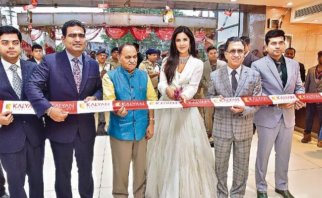 रांची : कैटरीना कैफ ने हाथ हिलाकर पूछा, नमस्ते! रांची, कैसे हैं आप, एक झलक पाने को बेताब दिखे हजारों प्रशंसक