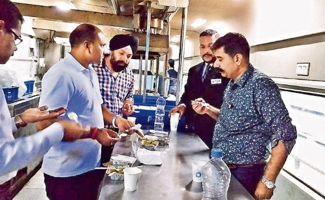 पदाधिकारी की जांच में हुआ खुलासा, राजधानी एक्सप्रेस के यात्रियों को अब भी परोसा जा रहा घटिया खाना