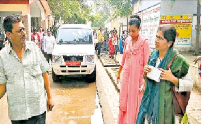 नहीं पहुंचीं डॉक्टर, गर्भवती की गयी जान