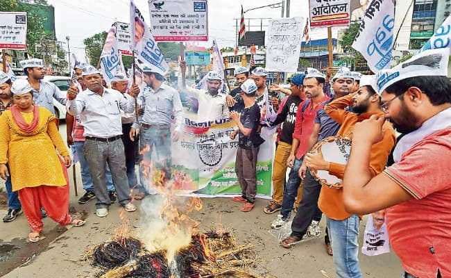 रांची : आप ने मुख्यमंत्री व शिक्षा मंत्री का पुतला दहन किया