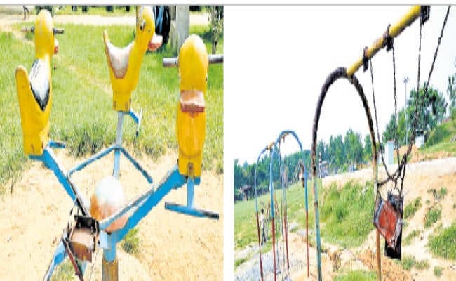 झूले में जंग, गंदगी का अंबार, यह है बिरसा मुंडा पार्क का हाल