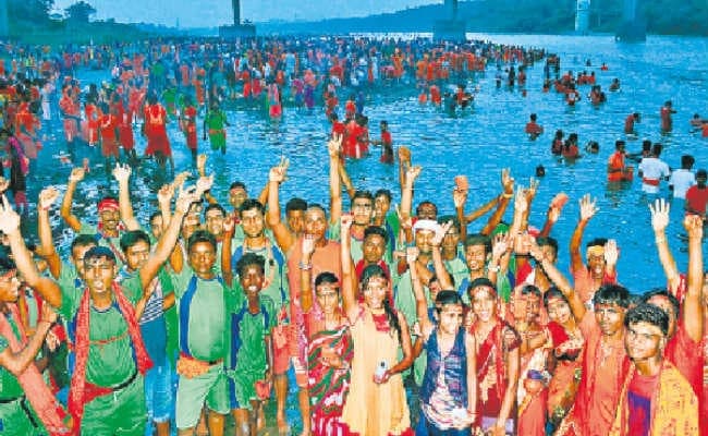 नदियों के घाटों से चिड़काधाम तक उमड़ा भक्तों का सैलाब, गूंजा ''बोल बम''