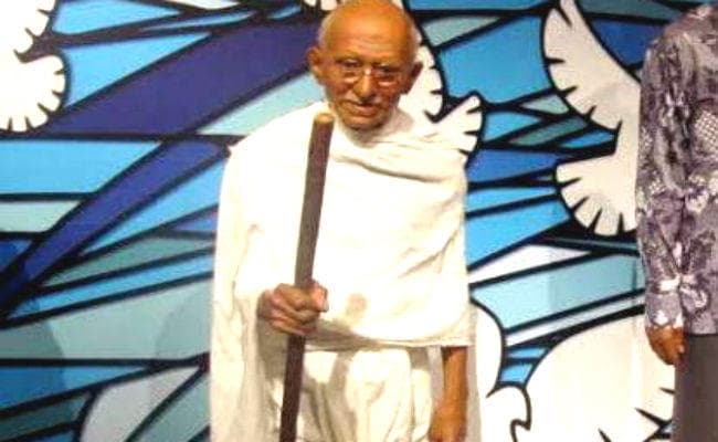 तुसाद में रखे गांधी जी के मोम के पुतले को हाथ में झाड़ू लिए दिखाने का मोदी ने दिया सुझाव