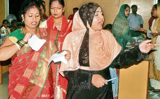 रांची : वार्ड पार्षदों ने सफाईकर्मियों की सूची फाड़ी मेयर से कहा : एस्सेल इंफ्रा को चलता करें