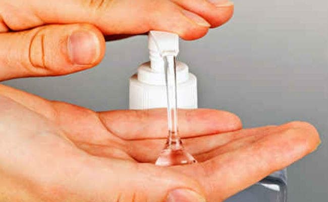 टॉयलेट इस्तेमाल करने के बाद हैंड सैनिटाइजर का यूज करें लेकिन