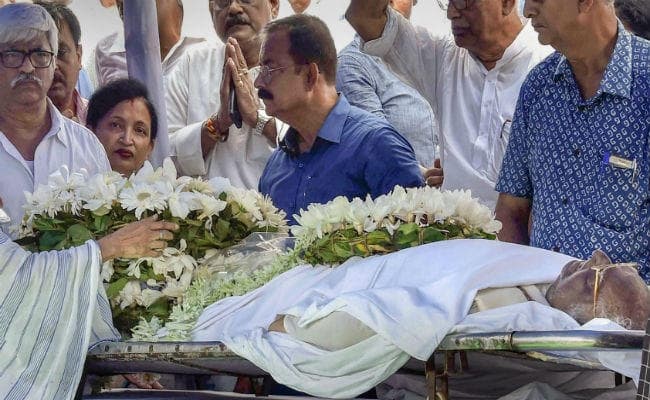 परिवार ने वामपंथियों को  सोमनाथ चटर्जी के पार्थिव शरीर पर नहीं लगाने दिया लाल झंडा, शर्म से लाल हुआ ''''लाल ब्रिगेड''''