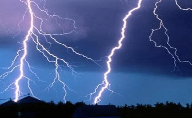 जलडेगा :वज्रपात से खिलाड़ी की मौत, 11 झुलसे