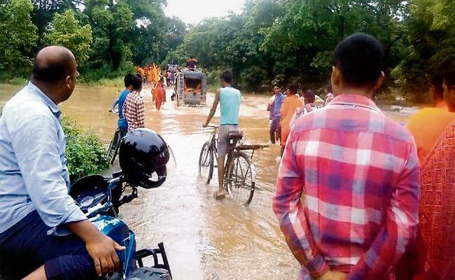 बगहा-वाल्मीकिनगर मार्ग पर ढाई फुट पानी