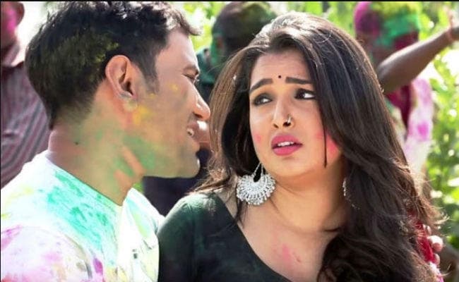 VIDEO : निरहुआ ने किया कुछ ऐसा, बेहोश होकर गिर पड़ी आम्रपाली दुबे !