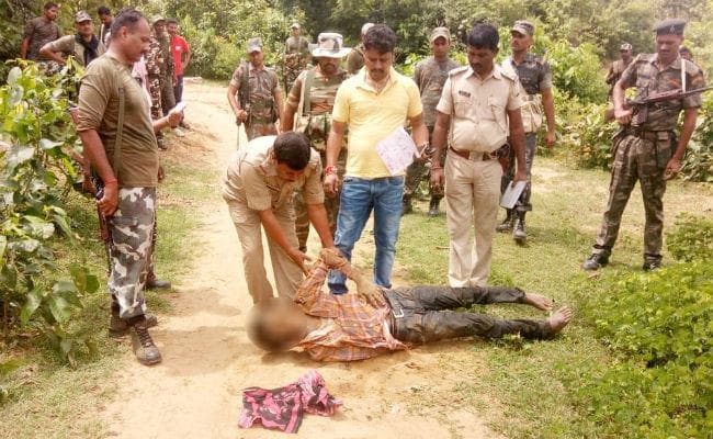 बिहार : जमुई में नक्सलियों ने हत्या कर शव के नीचे लगाया प्रेशर बम, छह पुलिसकर्मी हुए घायल