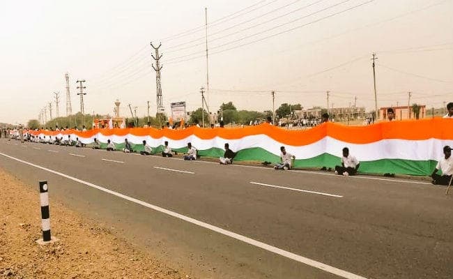 जयपुर में बनायी गयी सैनिकों के सम्मान में सात सौ किलोमीटर लंबी मानव श्रृंखला