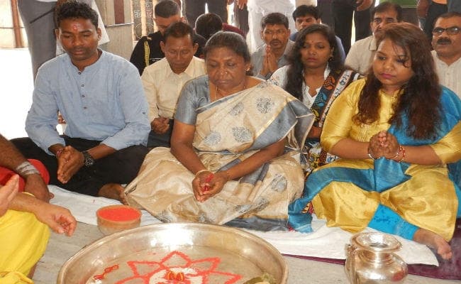 राज्‍यपाल द्रौपदी मुर्मू ने राज्य की सुख शांति के लिए बाबा मंदिर में किया जलाभिषेक