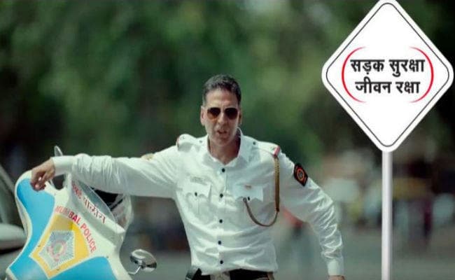 सड़क सुरक्षा के लिए अक्षय कुमार बने ट्रैफिक पुलिसकर्मी