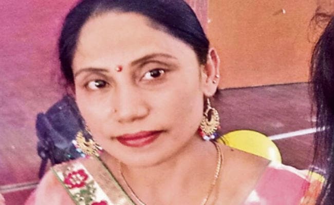 रांची : डिवाइडर से टकराकर कार पलटी, वीमेंस कॉलेज की शिक्षिका की मौत