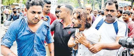 नशे में धुत युवकों ने एसएसपी की इनोवा का लुकिंग मिरर तोड़ा, गार्ड से भिड़े, हिरासत में