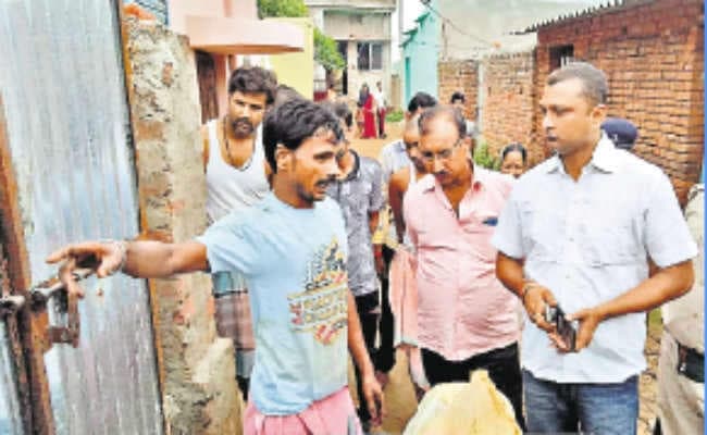 चोरों के भय से रतजगा कर रहे लोग